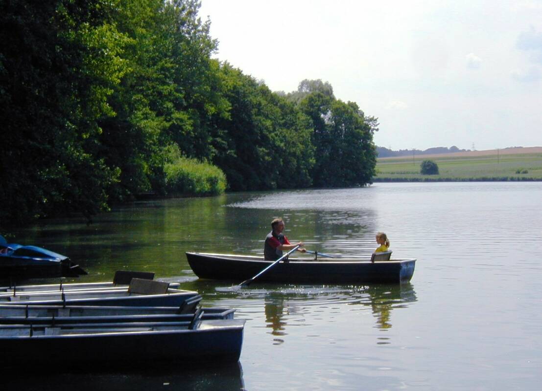 Boote auf dem Roggenburger Weiher